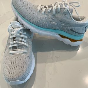 Brand new never worn ASICS gel nimbus, light gray with aqua trim